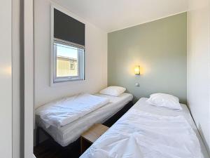 Maisons de vacances Mobil-home confort 3 ch, piscine chauffee, 200m plage, parking, WiFi, animaux admis - FR-1-361A-72 : photos des chambres