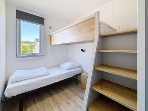 Maisons de vacances Mobil-home confort 3 ch, piscine chauffee, 200m plage, parking, WiFi, animaux admis - FR-1-361A-72 : photos des chambres