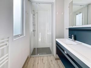 Maisons de vacances Mobil-home confort 3 ch, piscine chauffee, 200m plage, parking, WiFi, animaux admis - FR-1-361A-72 : photos des chambres