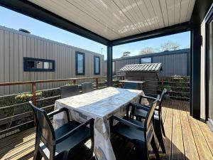 Maisons de vacances Mobil-home confort 3 ch, piscine chauffee, 200m plage, parking, WiFi, animaux admis - FR-1-361A-72 : photos des chambres