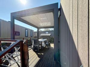 Maisons de vacances Mobil-home confort 3 ch, piscine chauffee, 200m plage, parking, WiFi, animaux admis - FR-1-361A-72 : photos des chambres