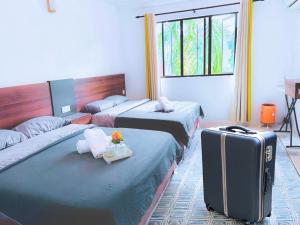 Pangkor Island Pool View Studio 2 Queen Beds 2 Min Walk to the Beach Free WiFi & Parking