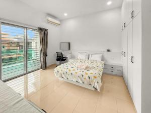 Entire 4 Bedroom Landed House, Yong Peng, Johor, Malaysia - Suitable for leisure, wedding & Big group travellers, Free Netflix, In- House Parking, 1min to Dragon Temple, 5 mins to MCD& KFC, 30 mins to Organic Farms