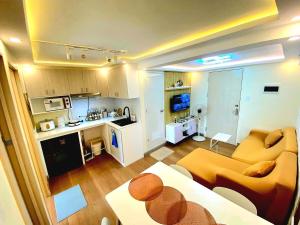 Veronica Greys Staycation 2BR