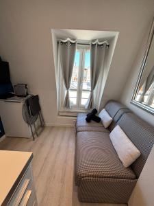 Paris 17 - STUDIO compact 10m2 -110 sqf - coeur BATIGNOLLES - entièrement rénové - vue toits PARIS - idéal SOLO traveler
