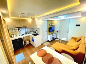 Veronica Greys Staycation 1BR