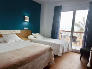 Triple Room with Sea View room in La Cabana