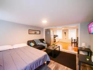 Bright and Airy Studio Apt Minutes to NYC - هوبوكين