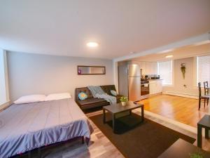 Bright and Airy Studio Apt Minutes to NYC