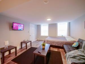 Bright and Airy Studio Apt Minutes to NYC