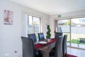 Spacious 4-Bedroom Home Near University & Shops