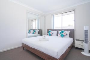 Spacious 4-Bedroom Home Near University & Shops