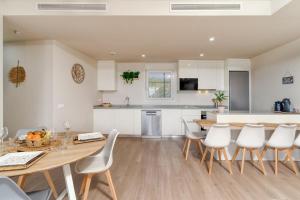 Modern central apt with terrace