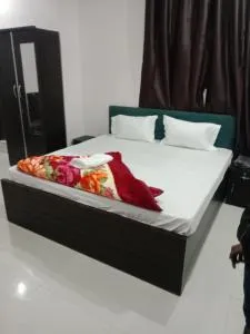 Golden Lip Hotel - Machhrauli