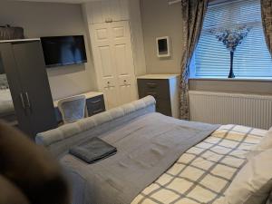 Manley House - Close to Town Centre - Self-Check-In - Driveway Parking, Two Living Rooms, Garden Office, Smart TVs by Yoko Property