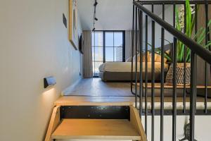 Stylish TopFloor at The Harri Mountain & City Views