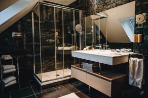 Hotels Domaine De Barive : Chambre Familiale avec Salle de Bains Privative