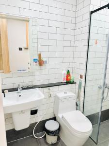 302 Modern Studio with Balcony & Kitchen