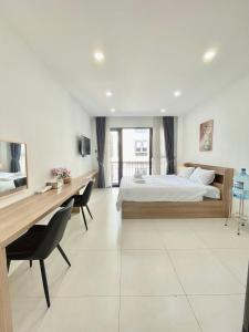 302 Modern Studio with Balcony & Kitchen