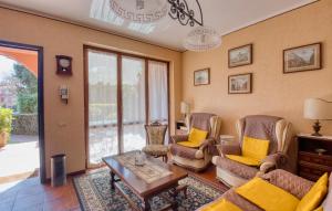 2 Bedroom Gorgeous Home In Stresa