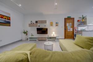 Top floor apt with common pool close toamenities