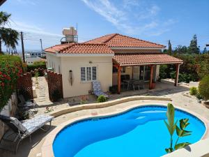 Villa Best Holiday- breathtaking sea views, amazing garden, private pool, BBQ, next to CORAL BAY, Lower Peyia, Paphos