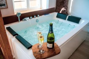 Nuit romantique, Suite avec jacuzzi et cinéma privé au design Japandi