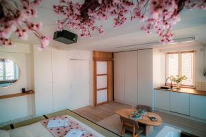 Nuit romantique, Suite avec jacuzzi et cinéma privé au design Japandi