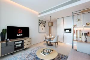 Stunning 1BR with Marina View And Beach Access