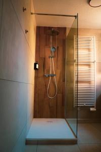 Nuit romantique, Suite avec jacuzzi et cinéma privé au design Japandi