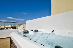 Tower Road Apartments & Penthouse with Heated Jacuzzi