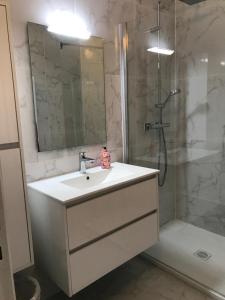 Gray d Albion Apartment