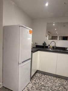 SW19 Apartment - Sleeps Up To 5 - Free Parking