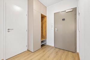 Pressburg Airport Apartment with own parking