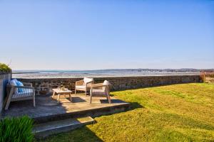 Maisons de vacances Gite La Ligne Bleue front de mer et vue sur une Tour Vauban : photos des chambres