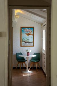 Villa Bulbul by Dodo Retreats - Colonial Style Villa 150m from Beach