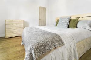 Spacious 4-Bed Home Near Cardiff Centre Free Parking & Garden Long Term Stay Offers