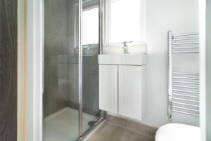 Spacious 4-Bed Home Near Cardiff Centre Free Parking & Garden Long Term Stay Offers