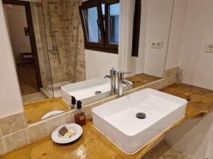 Habitación doble con baño grande privado en piso compartido