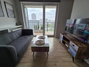 APARTAMENT WŚRÓD 1000cy ŚWIATEŁ - z parkingiem w hali garażowej- duży balkon z leżakami - piekny widok nocą na panoramę Tysiaclecia - Хожув
