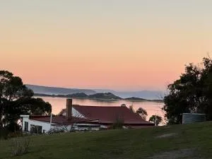 Wylah Cottage for a Peaceful Bruny Island Escape with Water Views, Fireplace & Wallabies - Middleton