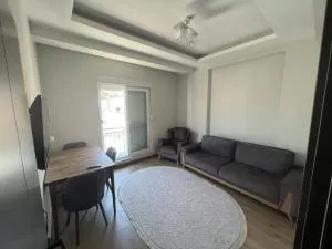 DENİZE YAKIN ANTALYANIN MERKEZİNDE KİRALIK DAİRe - دواجي