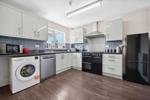 Spacious 4-Bed Home Near Birmingham City Centre with large Garden and WiFi