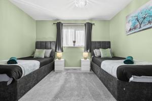 Spacious 4-Bed Home Near Birmingham City Centre with large Garden and WiFi