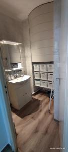 Appartement Type F2 climatise entre plage et port