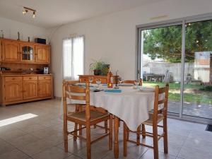Maisons de vacances Maison cosy proche plage avec jardin clos et terrasse - FR-1-224B-735 : photos des chambres