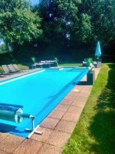 Maisons de vacances Two Cottages in Beautiful Brittany 5 Bedrooms Sleeps 10 Pets Welcome Heated Swimming Pool Free Wifi : photos des chambres