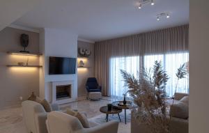 Serene hideaway, luxurious 2-bedroom penthouse apartment in the exclusive Paraíso Pueblo