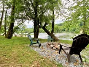 Barney's Retreat- A rustic cabin right on the river with hot tub! - Oak Hill