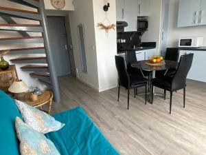 Duplex familial 2 chambres avec piscine et parking, accès lac - FR-1-782-55